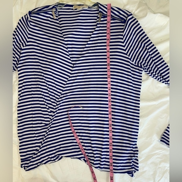 NWT Michael Kors Wrap front blouse. Size XL Lomg sleeve, hook front closure - Picture 8 of 9